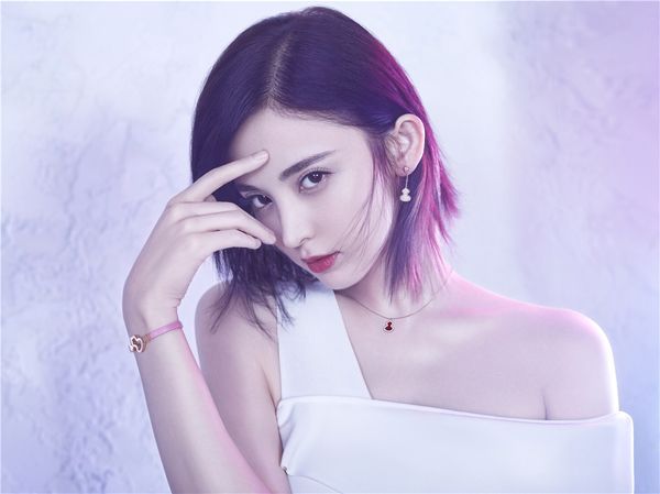Qeelin与品牌大使娜扎合作，推出情人节限量手链