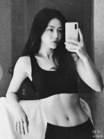 邓家佳绿洲晒健身成果 穿露腰背心大秀腹肌人鱼线
