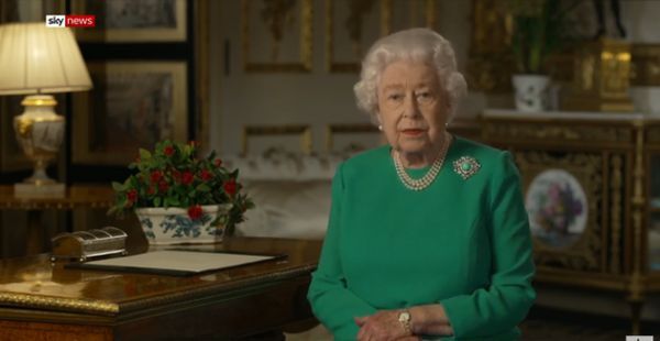 英国女王5日发表电视讲话截图(天空新闻)