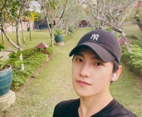 杨洋为成龙庆66岁生日:大哥生日快乐 万事胜意