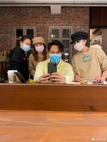 张智霖晒与工作人员合照 齐戴口罩对镜防护超到位