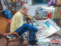 用双脚记录时代 浙江“口足书画家”泼墨致敬抗疫英雄