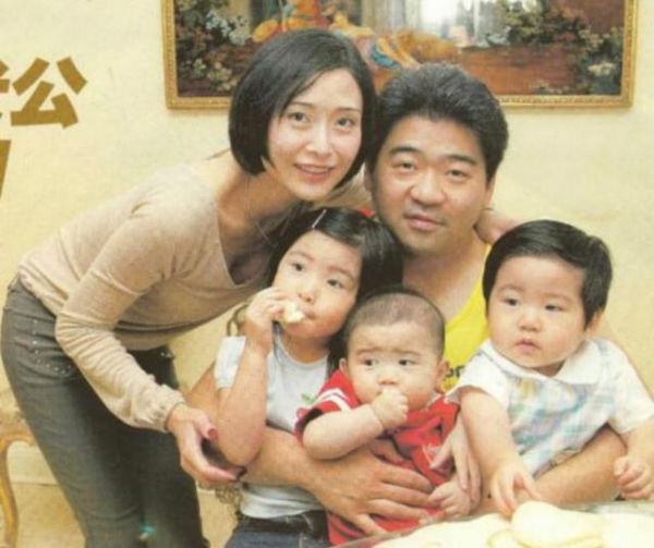 叶玉卿子女晒近照，18岁二儿子已有女友，姐弟三人感情很好