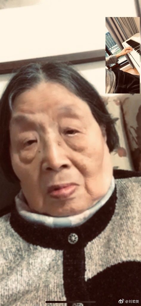 刘若英与家人视频聊天，没化妆暴露真实颜值，苍老憔悴不敢认