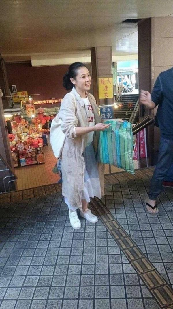 刘若英与家人视频聊天，没化妆暴露真实颜值，苍老憔悴不敢认