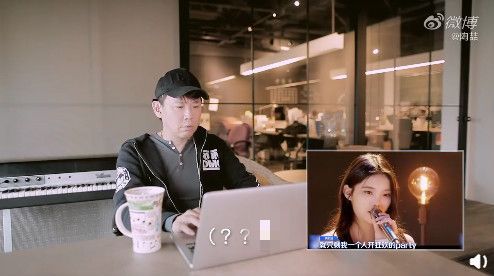 陶喆听“淡黄的长裙”