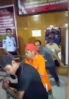 因疫情获假释 印尼囚犯“大摇大摆”跳舞出监狱