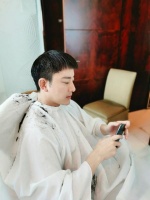 贾乃亮剪栗子头造型超清爽 网友:胡子也该刮刮了
