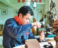 一手雕木艺,雕出好日子(脱贫故事)