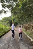 黎姿复活节出门透气 与女儿郊外运动健走活力十足