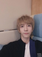 郭敬明染一头黄发绿洲晒照 自侃回到了非主流时代