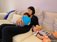 胡杏儿带娃追剧两不误 获老公夸赞是多功能妈妈