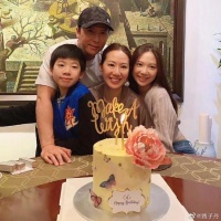 甄子丹为老婆汪诗诗庆生 晒全家合影画面温馨幸福