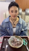 张雨绮剪八爪鱼疑diss罗志祥：腿多容易劈 该剪剪