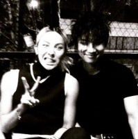BigBang权志龙为姜大声庆生 晒合照笑容灿烂