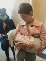 马伊琍怀抱小婴儿 网友好奇问:是新戏里的女儿吗?