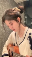 耳朵怀孕!鞠婧祎素颜出镜 静坐弹唱声音温婉动听