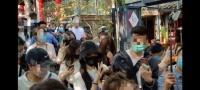 杨超越出街遭到围堵 提醒粉丝不要聚集安全重要