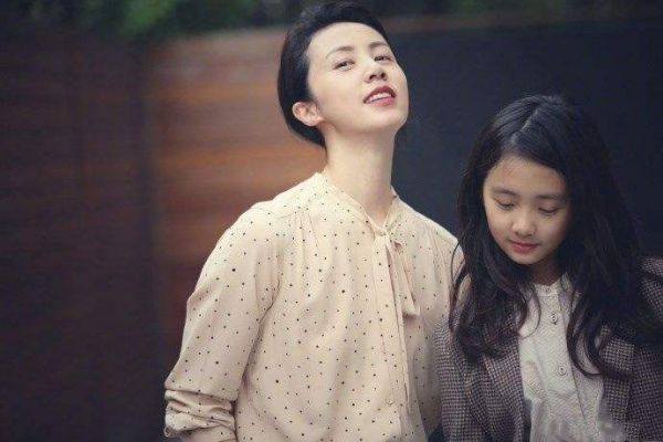 孙莉带儿子罕见露面,背影苗条像少女,和大女儿多多简直一模一样