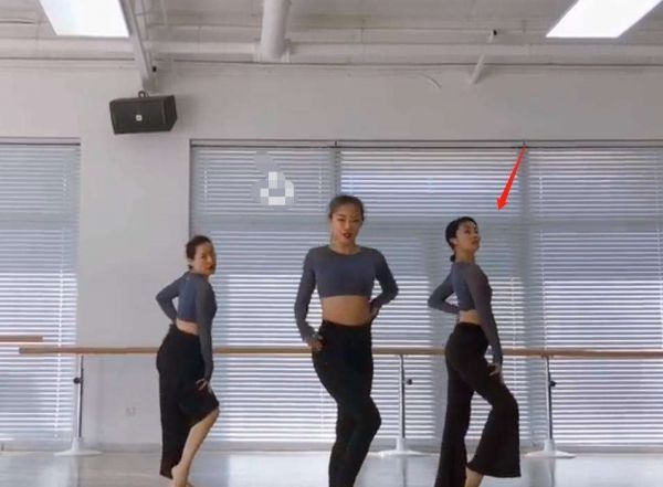 孙莉带儿子罕见露面,背影苗条像少女,和大女儿多多简直一模一样