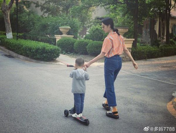 孙莉带儿子罕见露面,背影苗条像少女,和大女儿多多简直一模一样