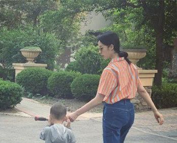 孙莉带儿子罕见露面,背影苗条像少女,和大女儿多多简直一模一样