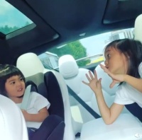 贾静雯称女儿是数学小老师 咘咘教波妞识数超认真