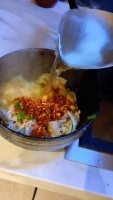 准爸爸张若昀亲手做油泼面 白宇喊话让快递一份