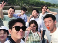 李晨绿洲晒新跑男团合影 各成员对镜比耶感情好