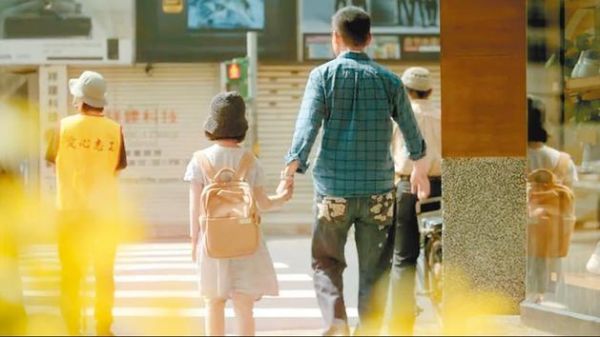 罗大佑(右)重新改编《伴侣》,并把疫情期间的生活影像记录下来。