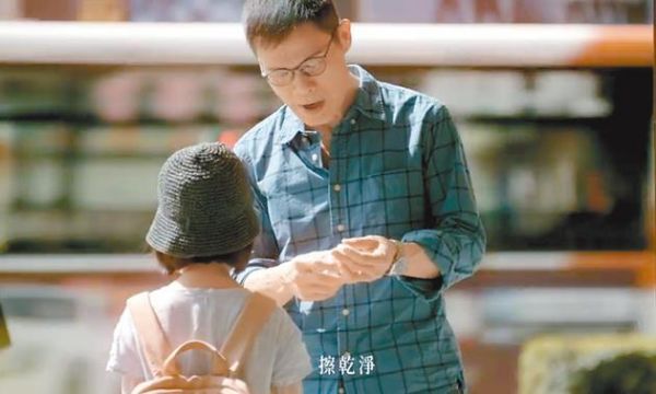 罗大佑在《伴侣》MV中,帮女儿喷酒精消毒双手。