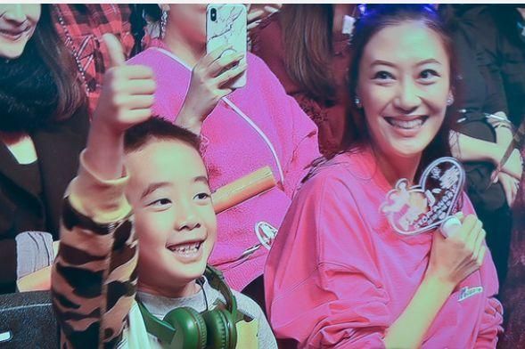应采儿怀二胎后一家三口罕见出镜，陈小春贴心保护妻子爱意十足