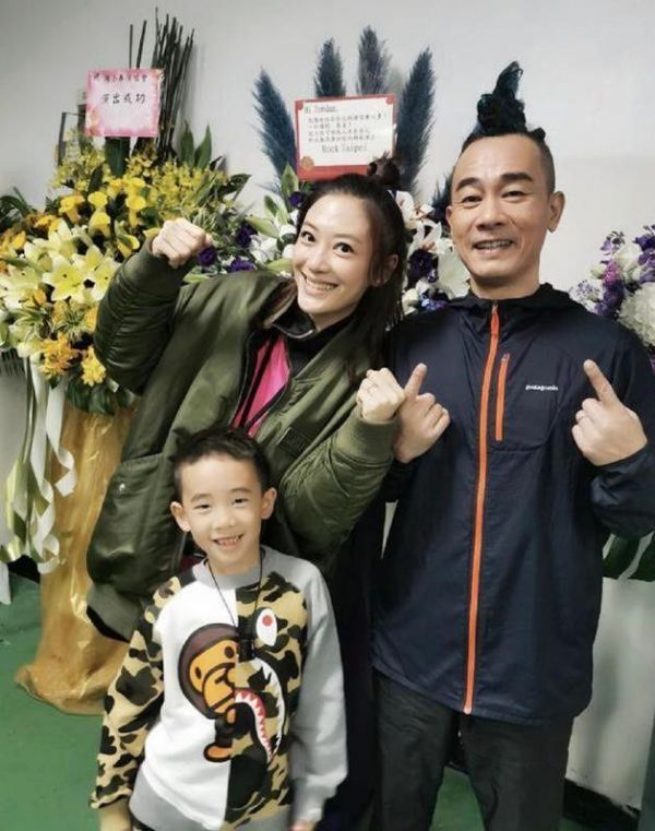 应采儿怀二胎后一家三口罕见出镜，陈小春贴心保护妻子爱意十足