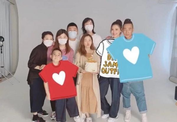 应采儿怀二胎后一家三口罕见出镜，陈小春贴心保护妻子爱意十足