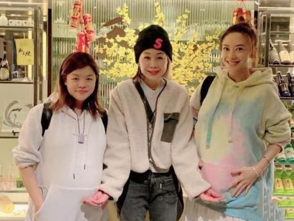 应采儿怀二胎后一家三口罕见出镜，陈小春贴心保护妻子爱意十足