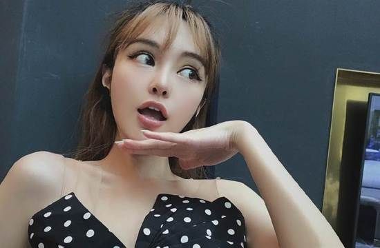 周扬青一头金发