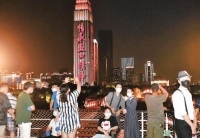 武汉专场灯光秀 致敬战疫好青年