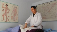 一个推拿师用手指一点点地戳着绕地球一圈