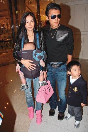 　　谢霆锋（右2）与张柏芝（左1）仅维持了5年婚姻，两人生下Lucas（右1）与Quintus兄弟，都由张柏芝抚养。