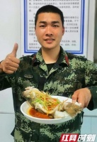 原创 武警益阳支队基层官兵的厨艺秀 满足假期的思乡味蕾