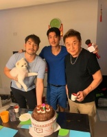 高以翔二哥曝去年与弟弟合照:最温暖的生日