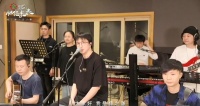 太稳了!薛之谦素颜出镜深情演唱《骆驼》