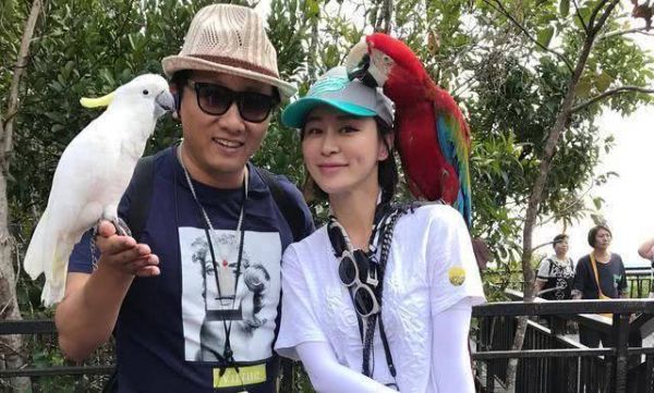 其貌不扬的男演员，裸婚娶小4岁美女同学，如今45岁婚姻很幸福