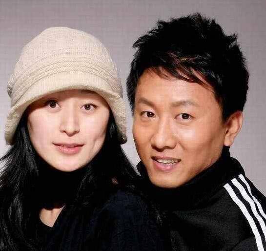 其貌不扬的男演员，裸婚娶小4岁美女同学，如今45岁婚姻很幸福