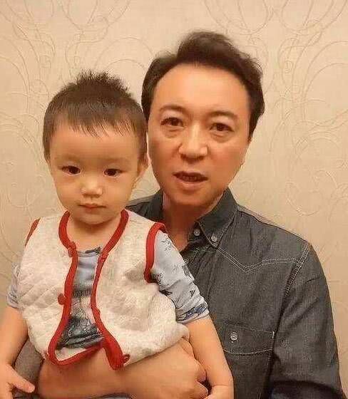 大器晚成的男演员，娶美女同学生两个儿子，如今54岁成人生赢家
