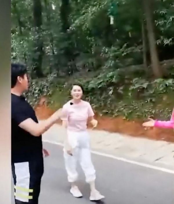 伊能静和钟丽缇爬山，51岁伊能静发福又显老，50岁钟丽缇似少女