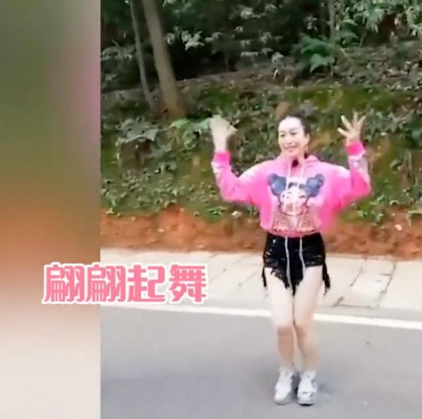 伊能静和钟丽缇爬山，51岁伊能静发福又显老，50岁钟丽缇似少女