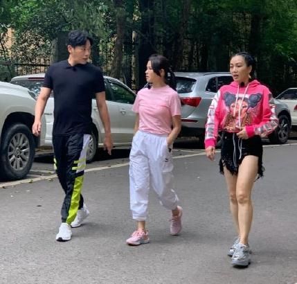 伊能静和钟丽缇爬山，51岁伊能静发福又显老，50岁钟丽缇似少女