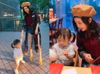 “黑涩会美眉”贝童彤变辣妈 晒母女合影秀美腿