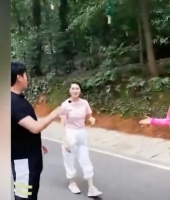 伊能静和钟丽缇爬山,51岁伊能静发福又显老,50岁钟丽缇似少女